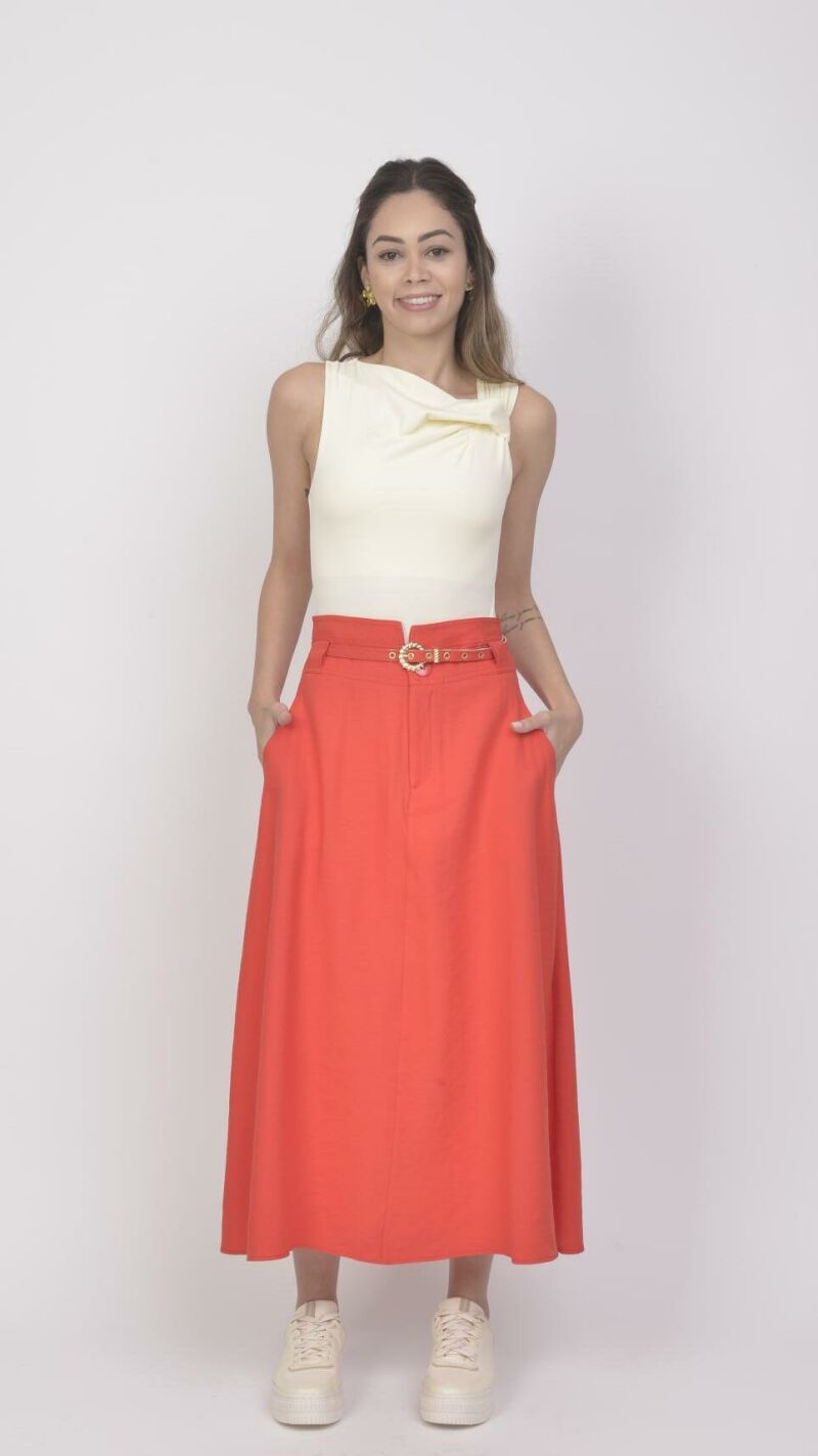Imagem de Saia Vermelho Melancia Evasê com Cinto: Silhueta Fluída e Elegante para Look Sofisticado